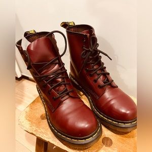 Dr. Martens 1460 Cherry Red
Smooth